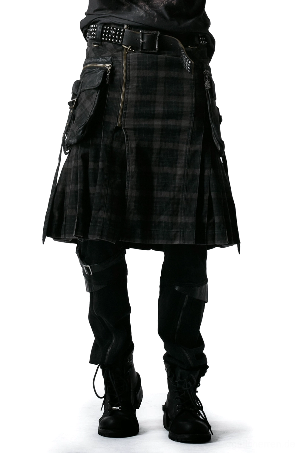 Schwarzer Tartan Cargo Herrenrock Vorderansicht getragen vom männlichen Model mit detailliertem Reißverschluss und strukturierter Faltenführung in Gothic Alternative Fashion