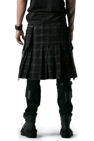Gothic Tartan Tactical Cargo Herrenrock Rückansicht zeigt Faltenrücken und seitliche Cargo-Taschen mit Combat Boots und Alternative Styling