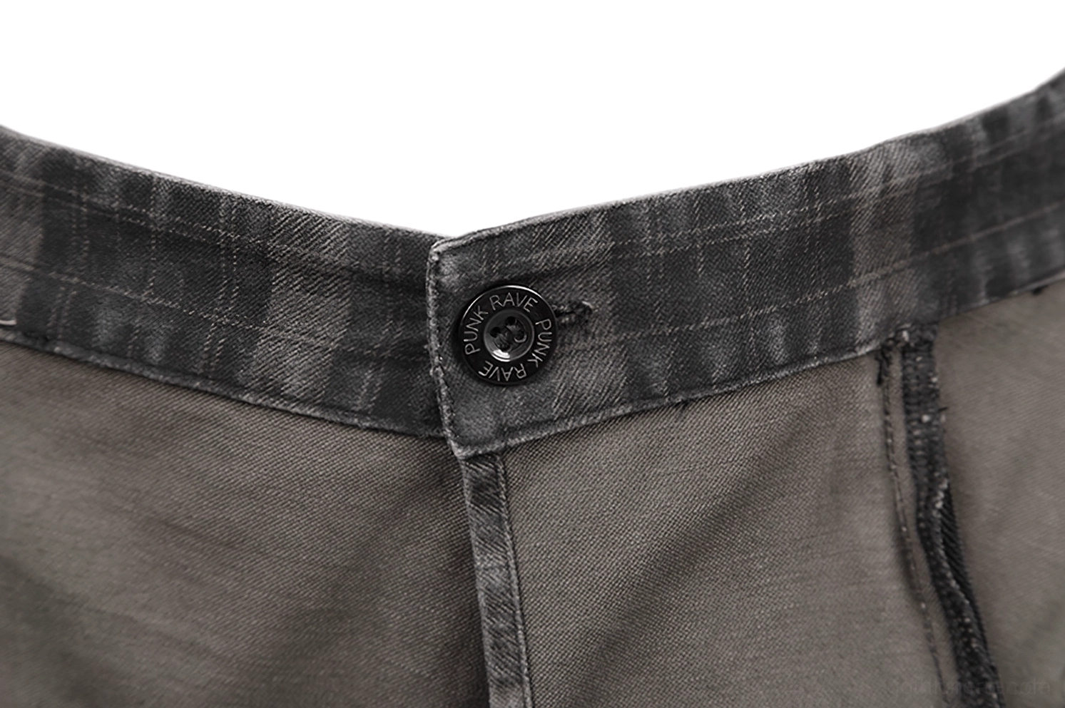 Alternative Fashion männliches tätowiertes Modell trägt schwarzen Tartan Cargo Herrenrock in kompletter Ganzkörper Styling Alternative Ästhetik