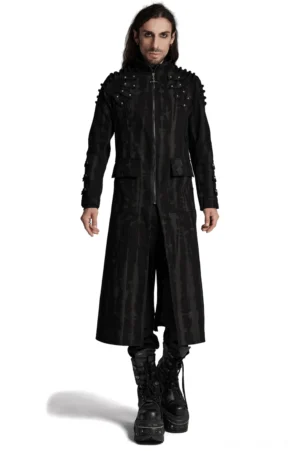 Schwarzer Tie-Dye Gothic Trenchcoat mit pyramidalen Nieten und Mesh-Taille – Vorderansicht auf männlichem Modell mit Stand-Collar und Vorderreißverschluss
