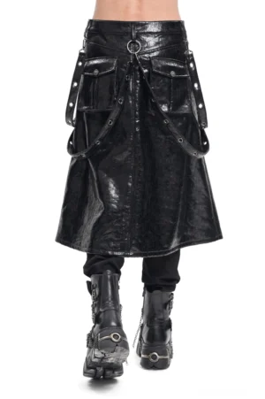 Dreiviertel-Ansicht des schwarzen rissigen Kunstleder Gothic Herrenrocks mit O-Ring Hardware Details und Glanzfinish auf Modell
