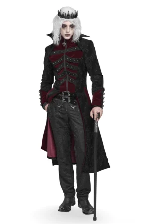 Frontalansicht schwarzer viktorianischer Gothic-Gehrock mit weinrotem Samtbesatz, Skelettspitzentrim mit Metallnieten, geprägt Brokatabstraktmuster, hochstehender Kragen, getragen von männlichem Model mit weißer Perücke und Krone