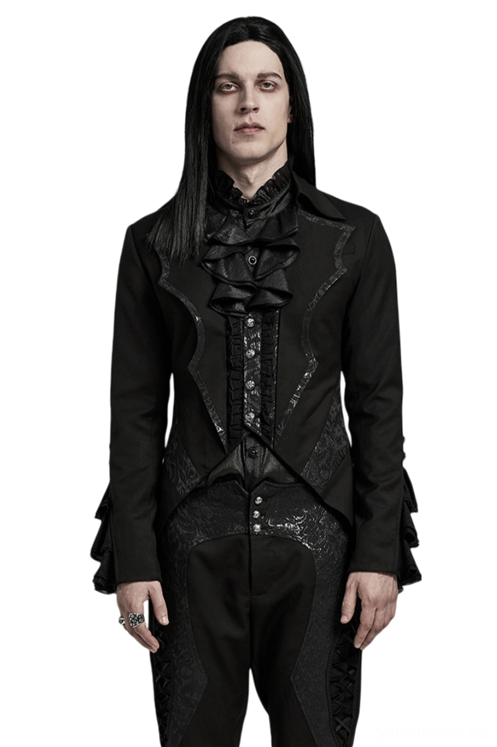 Schwarzer viktorianischer Tailcoat mit Fledermaus-Kragen, frontale Vollansicht auf männlichem Modell mit gerüschten Manschetten und asymmetrischem Schößchen in Studioaufnahme, Gothic Jacke mit strukturierter Silhouette