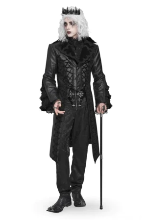 Vorderansicht des schwarzen viktorianischen Gothic Tailcoats mit Schnürdetails, Samtkragen und Brokat-Verzierungen auf männlichem Modell mit weißem Haar und Krone vor weißem Studiohintergrund
