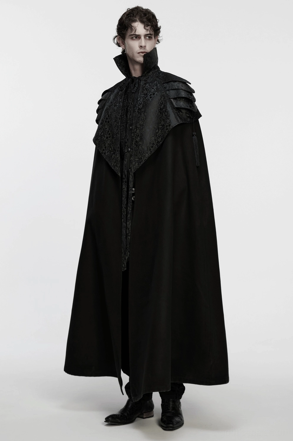 Schwarzer viktorianischer Gothic Umhang mit komplizierten Details - feines Jacquard-Gewebe und bestickte Trim-Bordüre auf Schulterrüstungs-Armor-Panels
