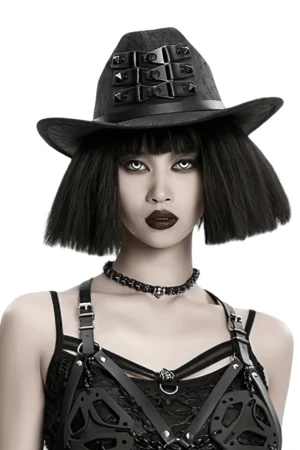 Schwarzer Wildleder-Gothic-Cowboyhut mit Triple-Buckle-Verschlussriemen frontal auf weiblichem Model mit gotischer Punck-Harness und Choker