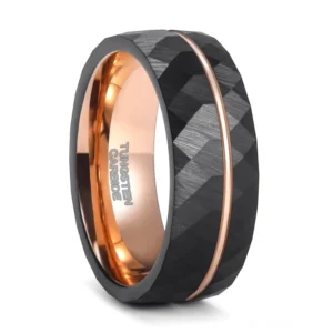 Schwarzer Wolfram Rhombus facettierter Gothic Ring mit Rosé-Gold Akzent, Frontansicht mit Facettenmuster und innerer Gold-Verzierung, elegante Draufsicht auf dunkelschwarzen Schmuck