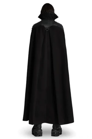 Gotik-Umhang Rückansicht mit fließender Silhouette, schwarzem Wollstoff und D-Ring-Hardware-Details auf den Schultern