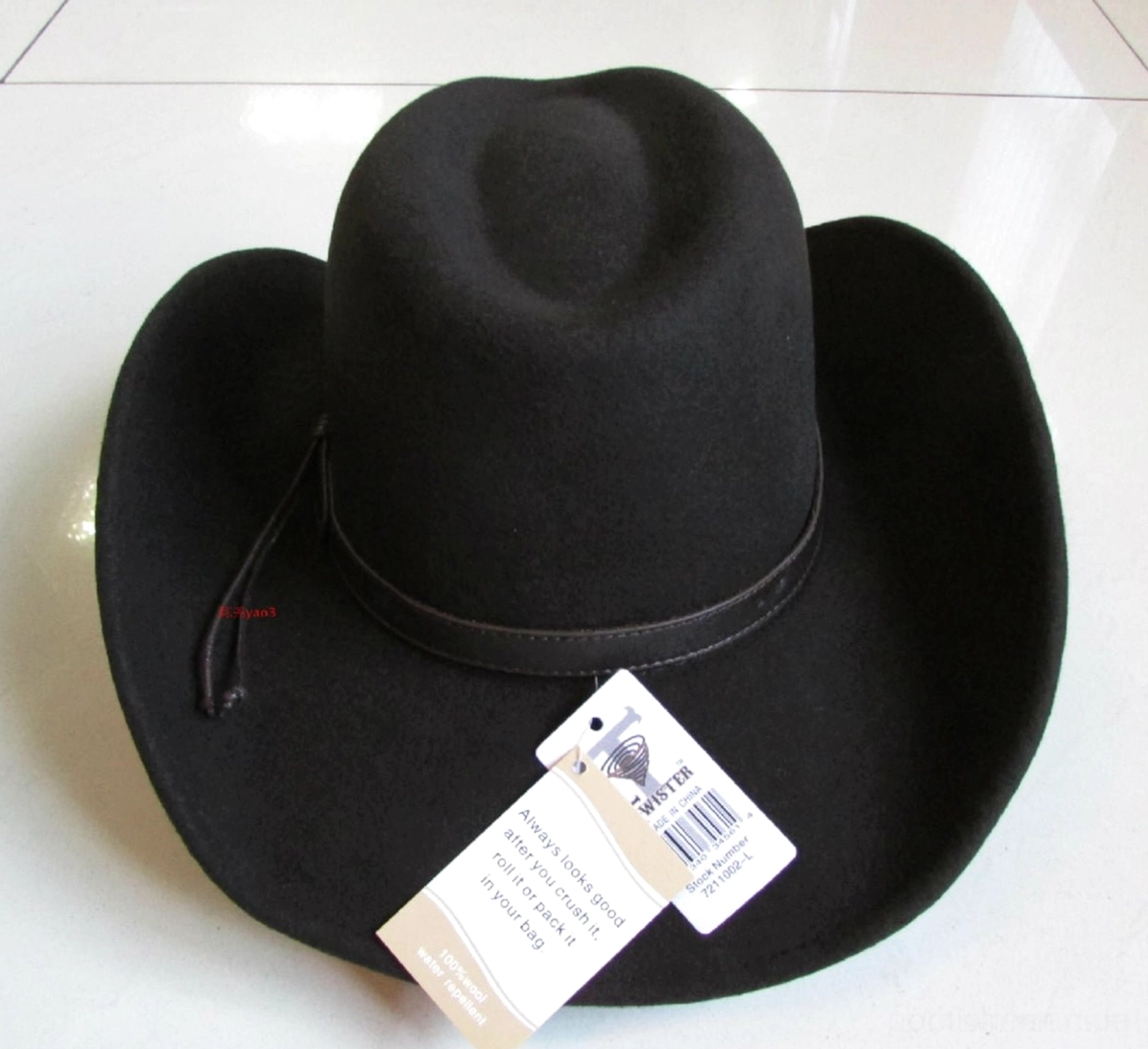 Schwarzer Wollfilz Gothic Cowboyhut mit geflochtenem Lederband und Metallstudz Dreiviertelansicht mit Preisschildern zeigt artisanale Handwerksqualität