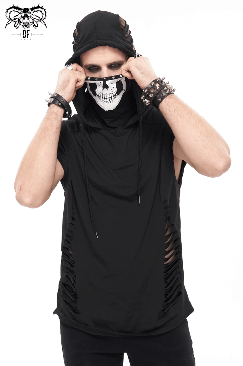 Schwarzer zerrissener Gothic-Hoodie mit Schädel-Rollkragen auf Modell in Lifestyle-Wear-Demonstration mit alternativen Accessoires