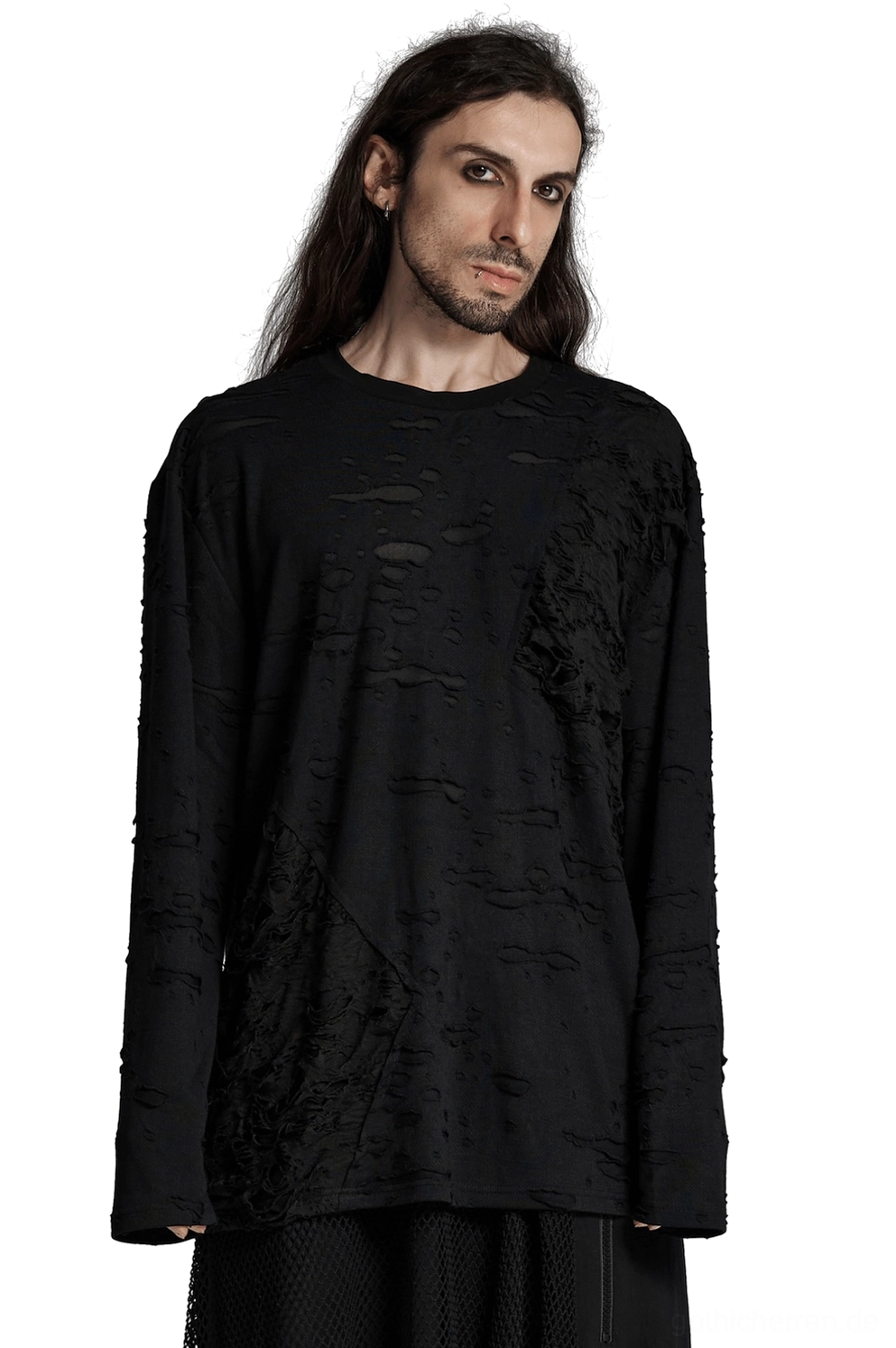 Schwarzer zerrissener Gothic Strickpulli mit tattered layered Design auf männlichem Model, Vorderansicht mit vollständigen langen Ärmeln und lockerer Silhouette