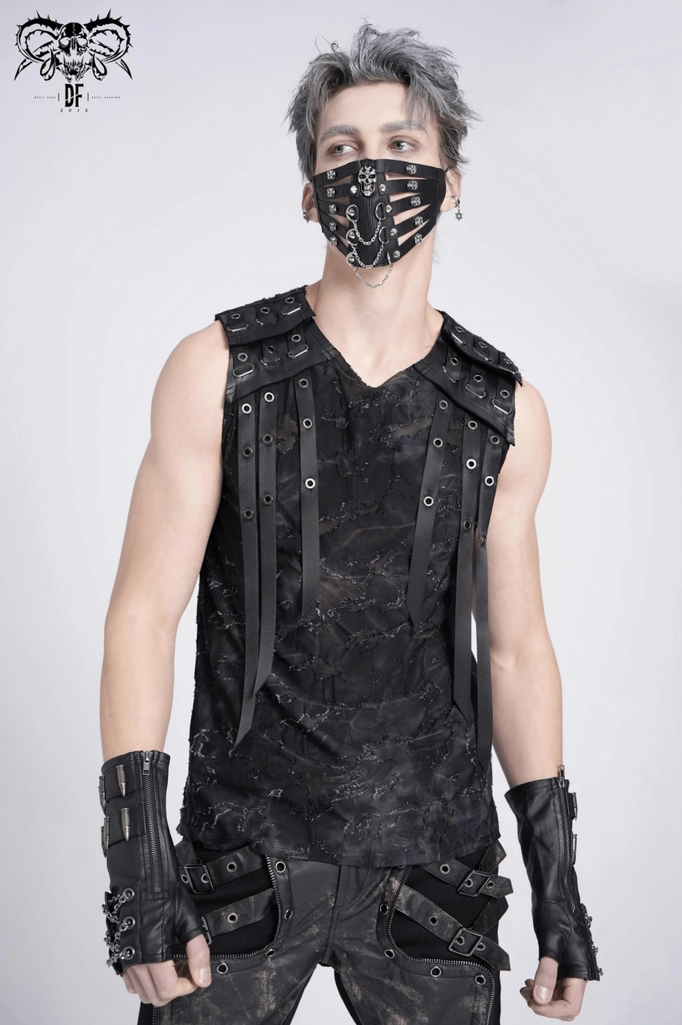 Schwarzes ärmeloses Gothic Muskelshirt Detailansicht Kunstleder-Ösen-Träger und Metallnieten-Verzierungen Handwerk