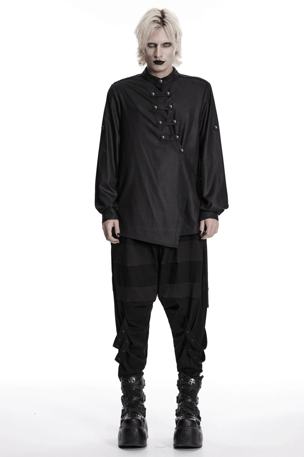 Schwarzes asymmetrisches Gothic Hemd komplette Vorderansicht mit doppelreihigen Knöpfen und architektonischer Silhouetten-Design in Punk-Tradition