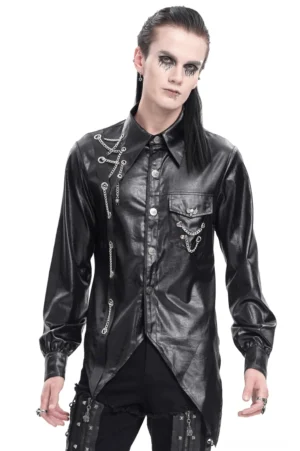Schwarzes asymmetrisches Gothic-Kettenhemd für Männer mit Kunstlederbeschichtung, modellierte Frontansicht mit Kettenverzierungen und spitzem asymmetrischen Saum