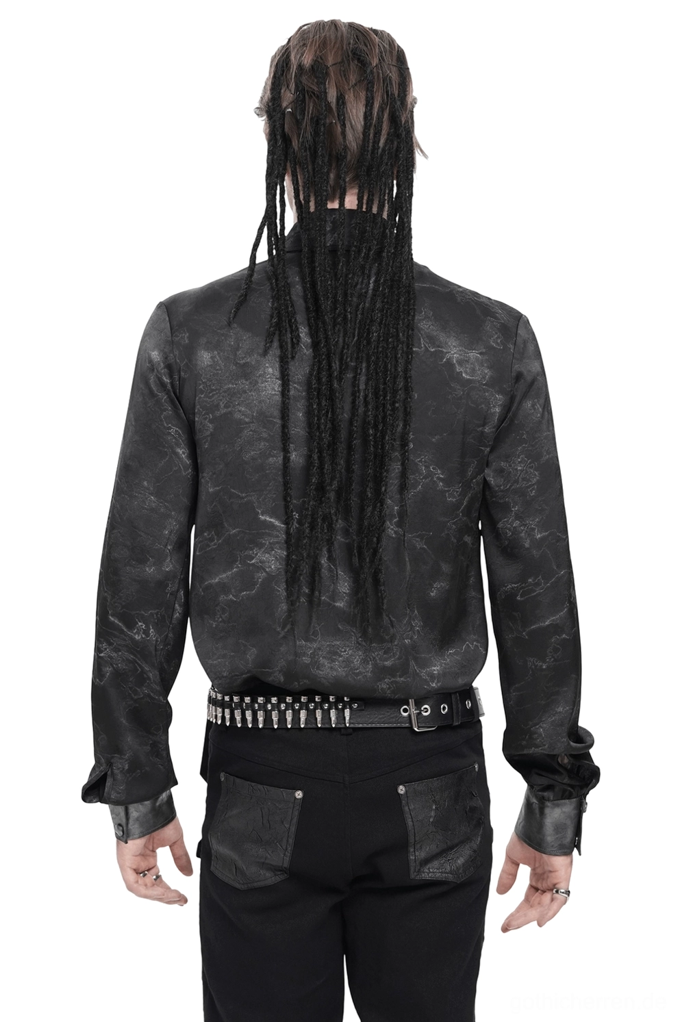 Rückansicht des asymmetrischen PU-Leder Harness Gothic Hemds mit Nieten-Gürtel-Details auf männlichem Modell