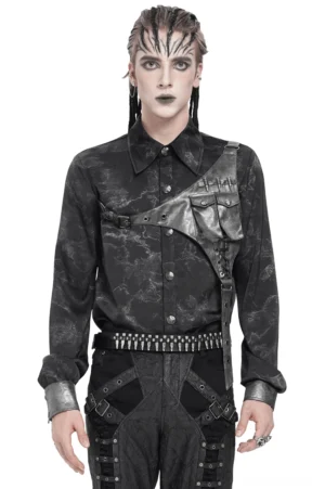 Männliches Modell in schwarzem asymmetrischem PU-Leder Harness Gothic Hemd mit marmoriertem Stoff, komplette Frontalansicht mit geflochtenen Haaren