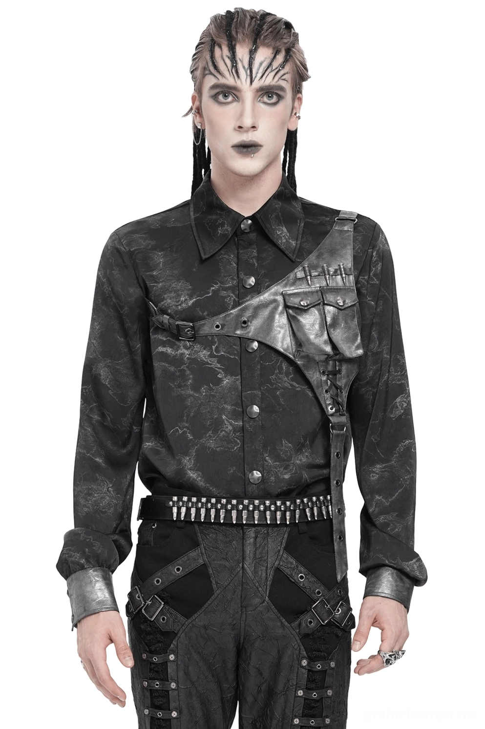 Männliches Modell in schwarzem asymmetrischem PU-Leder Harness Gothic Hemd mit marmoriertem Stoff, komplette Frontalansicht mit geflochtenen Haaren