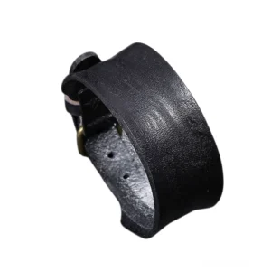 Schwarzes breites Gothic Leder-Armband Seitenansicht mit echtem Rindsleder Textur und verstellbarer Bronze Hakenschließe für Punk Stil