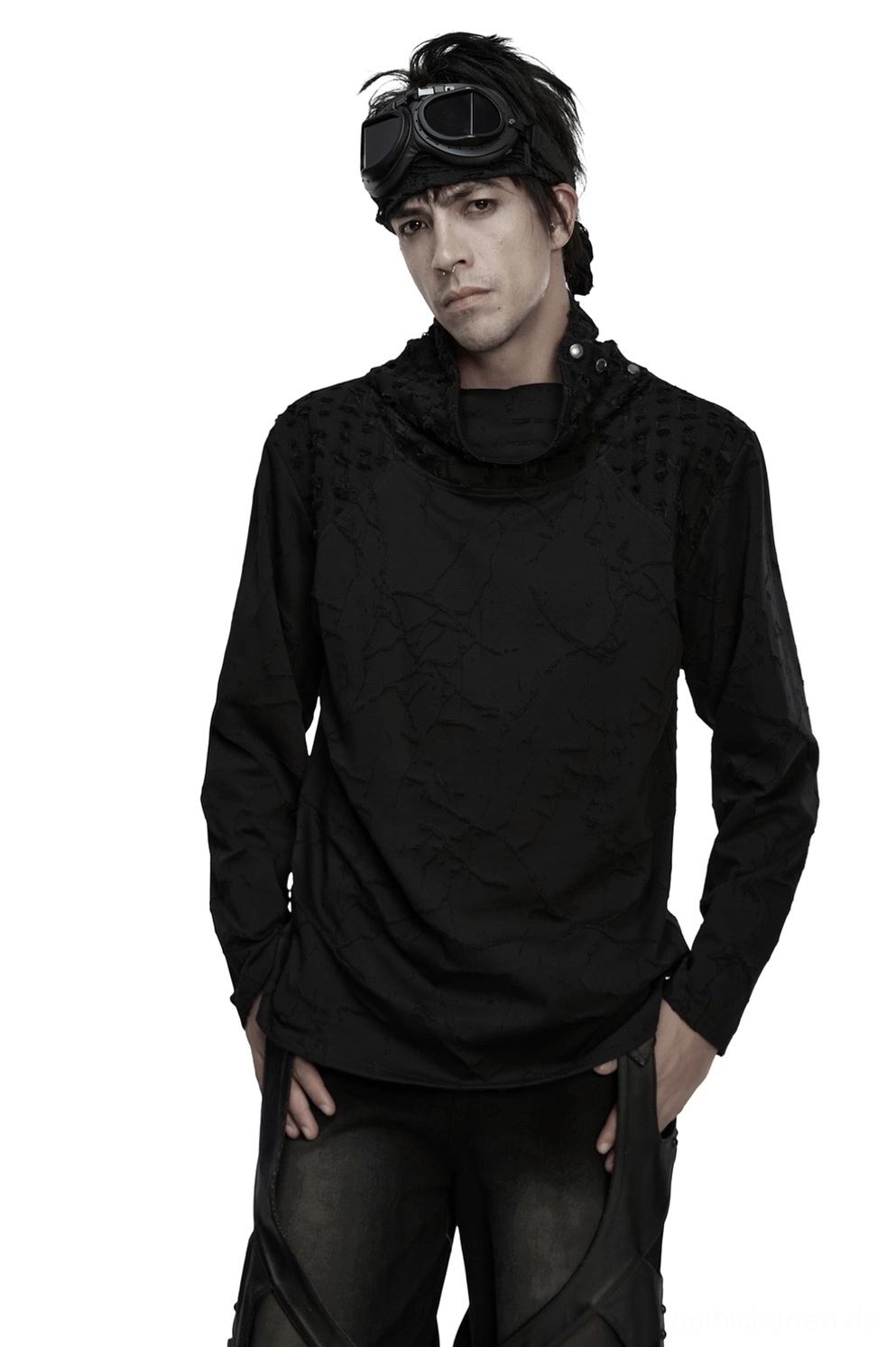 Schwarzes Burnout-Strickshirt mit Gothic-Stehkragen in Vorderansicht auf männlichem Modell, strukturierte aufgerissene Strickfasern, Details des Druckknopfverschlusses am Kragen deutlich sichtbar