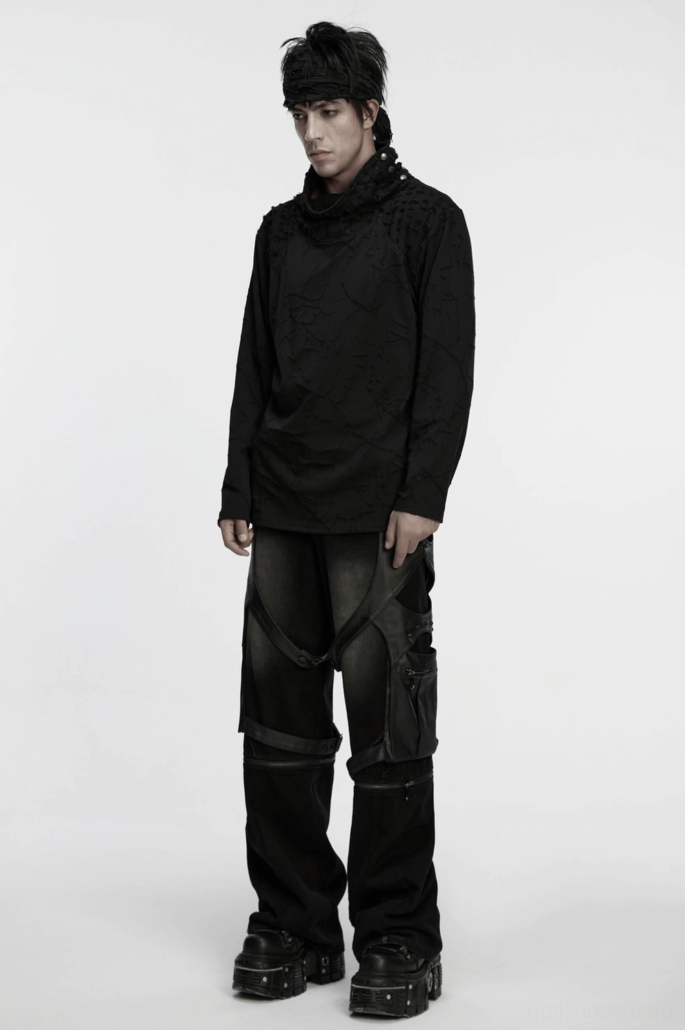 Schwarzes Burnout-Strickshirt mit Gothic-Stehkragen in zusätzlicher Ansicht, distressed Strichmuster durchgehend, Cyberpunk-Alternative-Dark-Fashion-Stil evident