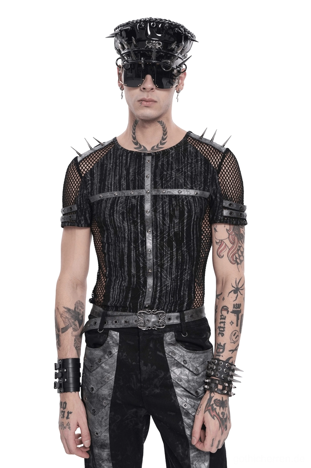Schwarzes Cyberpunk Mesh T-Shirt mit Nietenkreuz-Harness und Spike-Schultern Vorderansicht auf männlichem Model mit Industrial-Accessoires