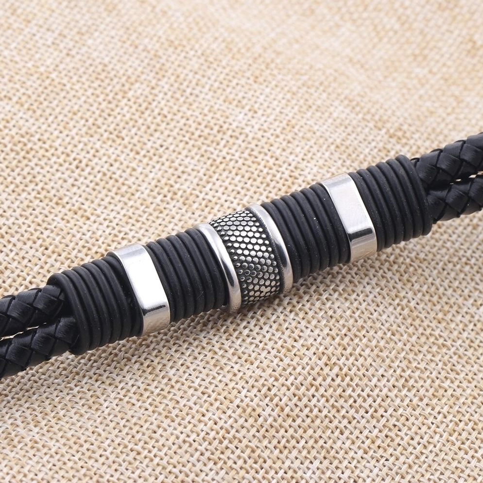 Seitenprofil-Detail des schwarzen geflochtenen Lederarmbands mit zentralem Edelstahl-strukturiertem Toggle-Schnalle Verschlusselement