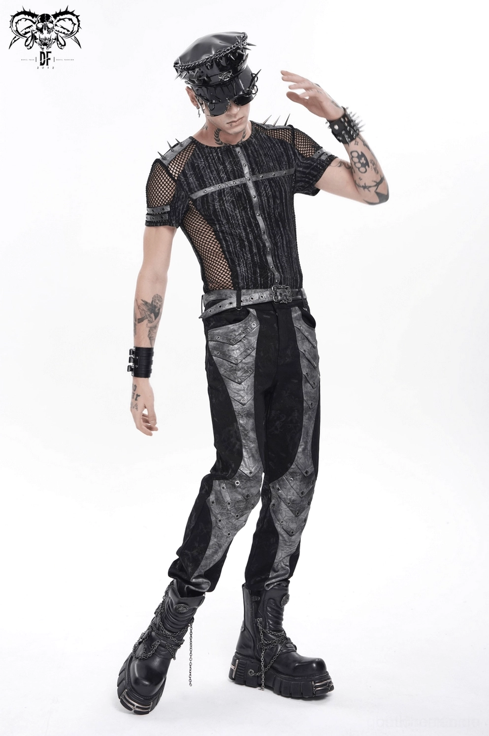 Schwarzes Goth Mesh T-Shirt mit Kreuzharness Styling Alternative-Fashion-Ästhetik auf männlichem Model