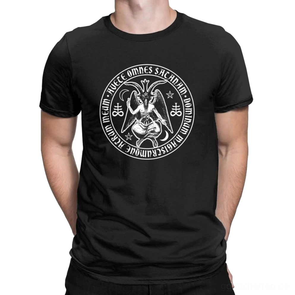 Männliches Modell in schwarzem Baphomet Siegel Gothic-T-Shirt Vorderpose mit Händen hinter dem Rücken im Studio