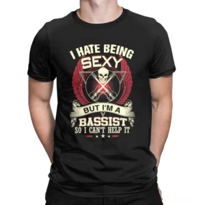 Schwarzes Gothic Bassgitarren Skull T-Shirt auf männlichem Model Frontalansicht mit gekreuzten Bassgitarren Flügeln Print Design alternative Rock Ästhetik