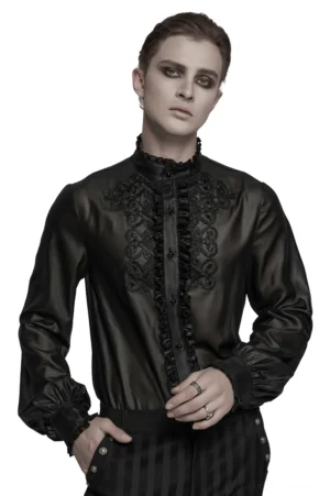 Schwarzes Gothic Chiffon Herrenhemd mit Rüschenkragen und Spitzeneinsatz Vorderansicht auf Modell - elegant dunkelromantisch