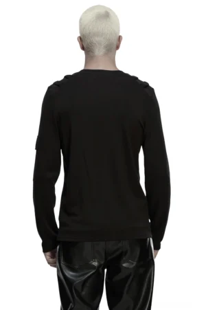 Schwarzes Gothic Cyberpunk Langarm-Shirt Rückansicht auf Model mit schwarzer Lederhose kombiniert