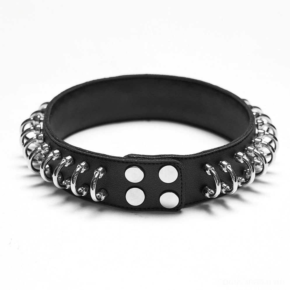 Seitenansicht Flachaufnahme schwarzes Lederhalsband zeigt Riemendicke, Silbernietbefestigung und Metalthardware-Details