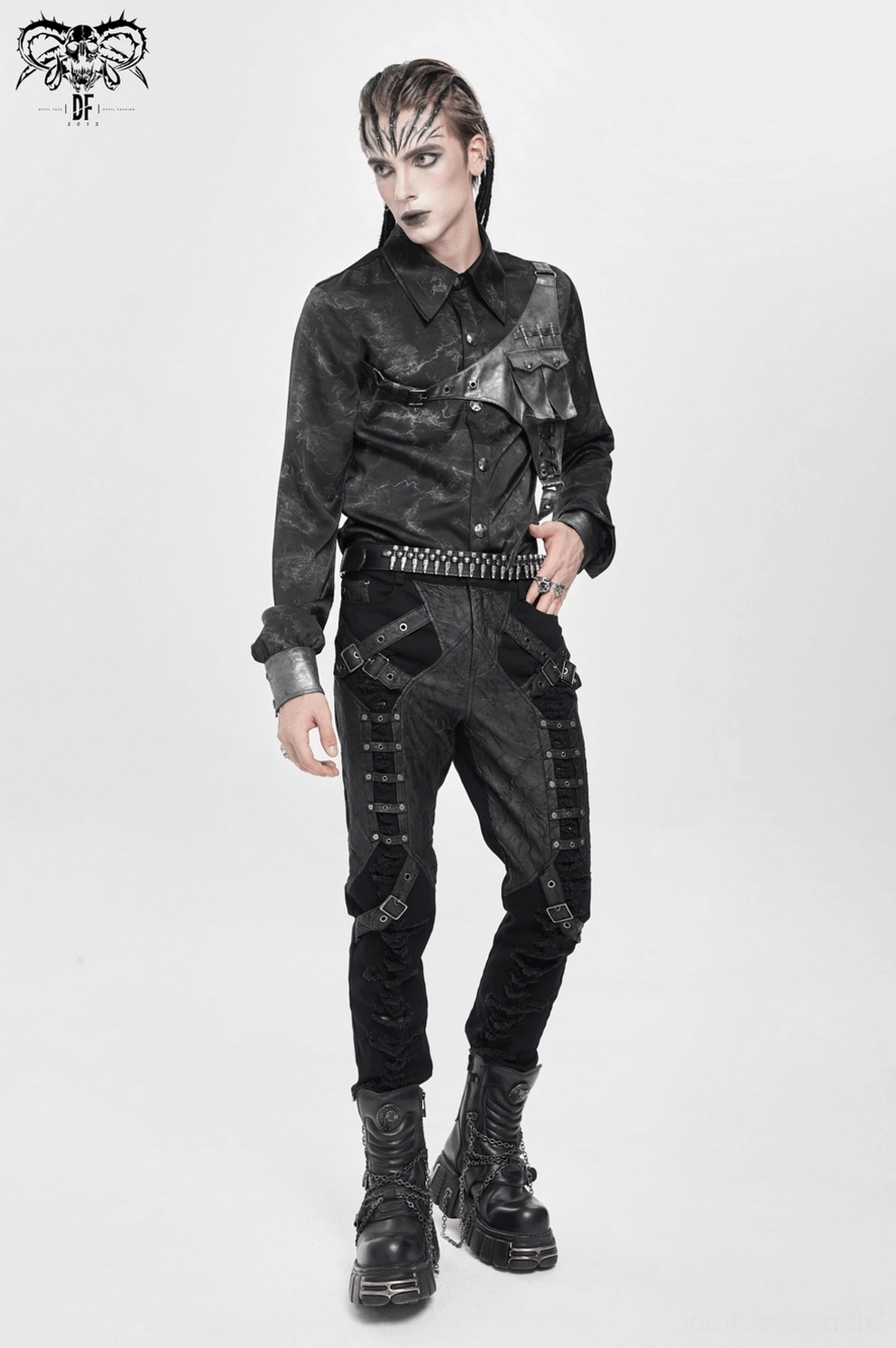 Marmorierter schwarzer Stoff kombiniert mit PU-Leder Harness auf Gothic Button-Up Hemd