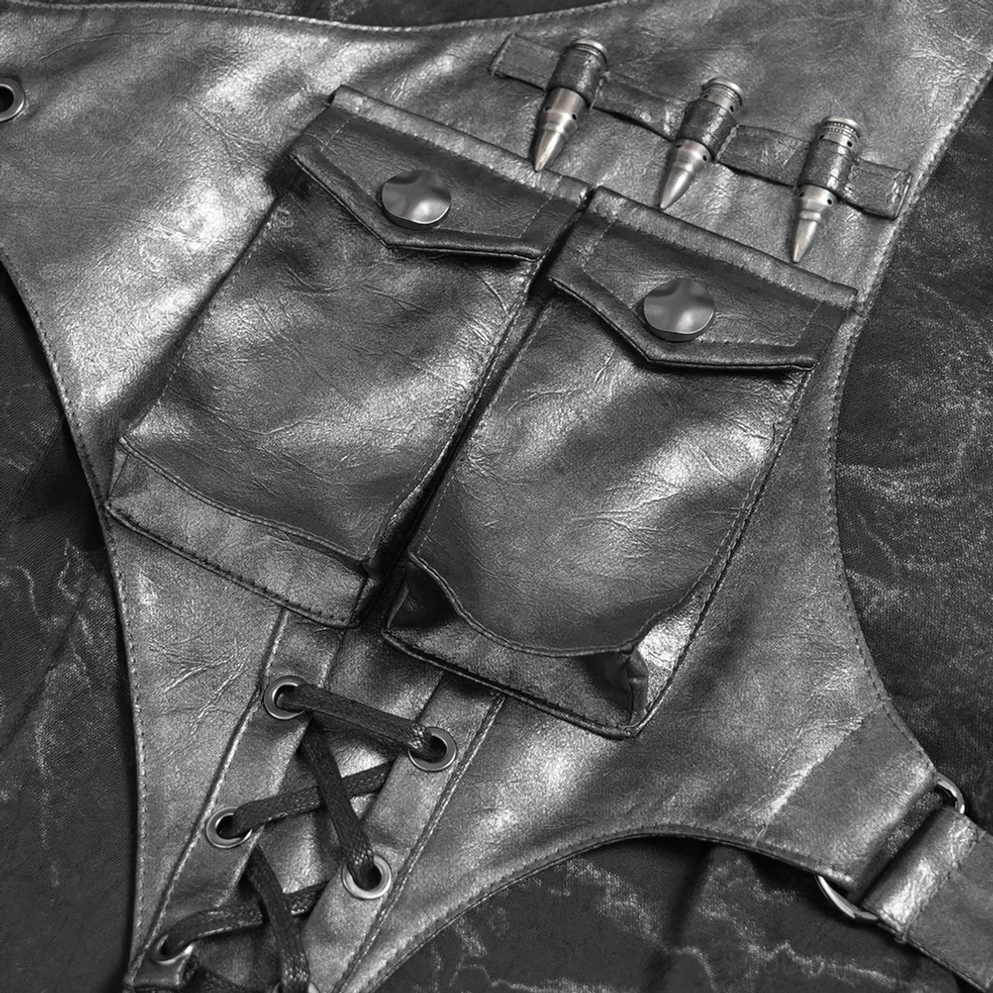 Tasche und Schnallendetail des PU-Leder Harness am schwarzen Gothic Herrenhemd