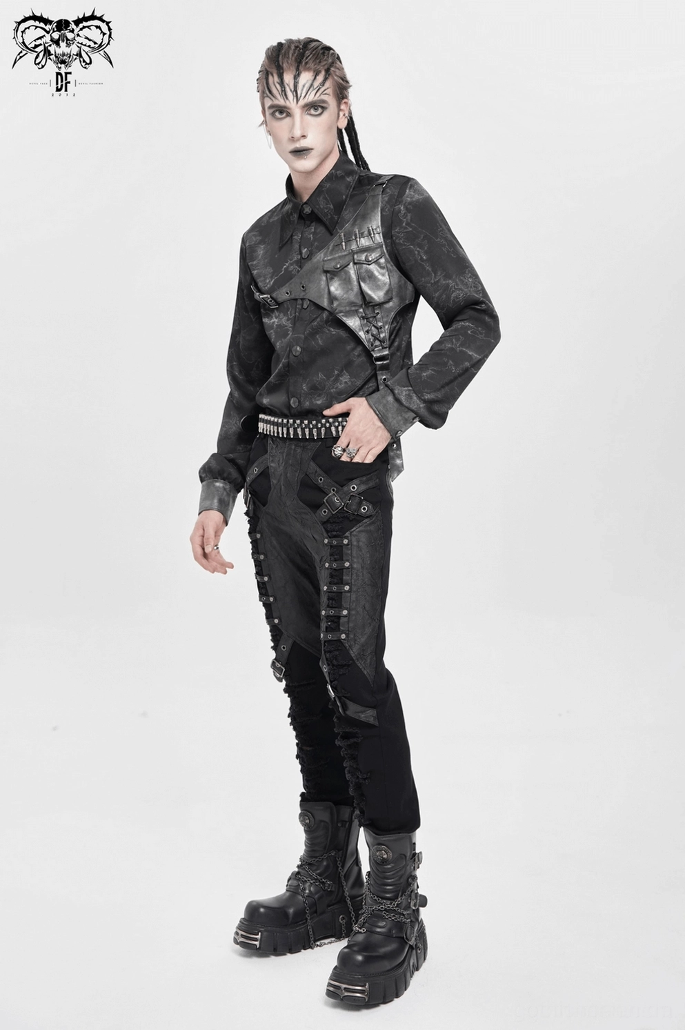 Alternative Winkelansicht des asymmetrischen PU-Leder Harness auf schwarzem Gothic Button-Up Hemd