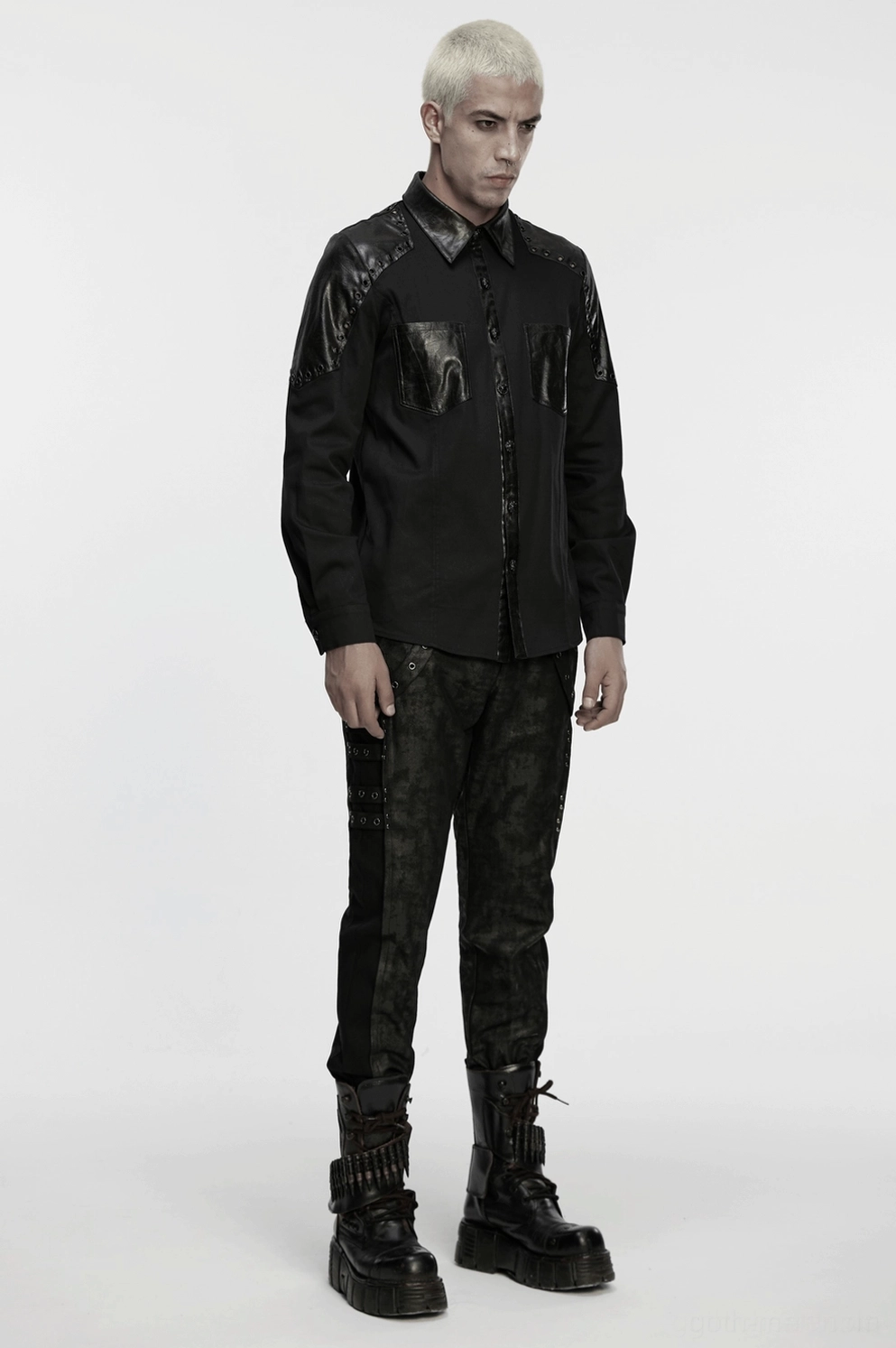 Schwarzes gothic twill hemd ärmel-detail zeigt passform-konstruktion und metallöse verzierungen auf gewebtem twill stoff material