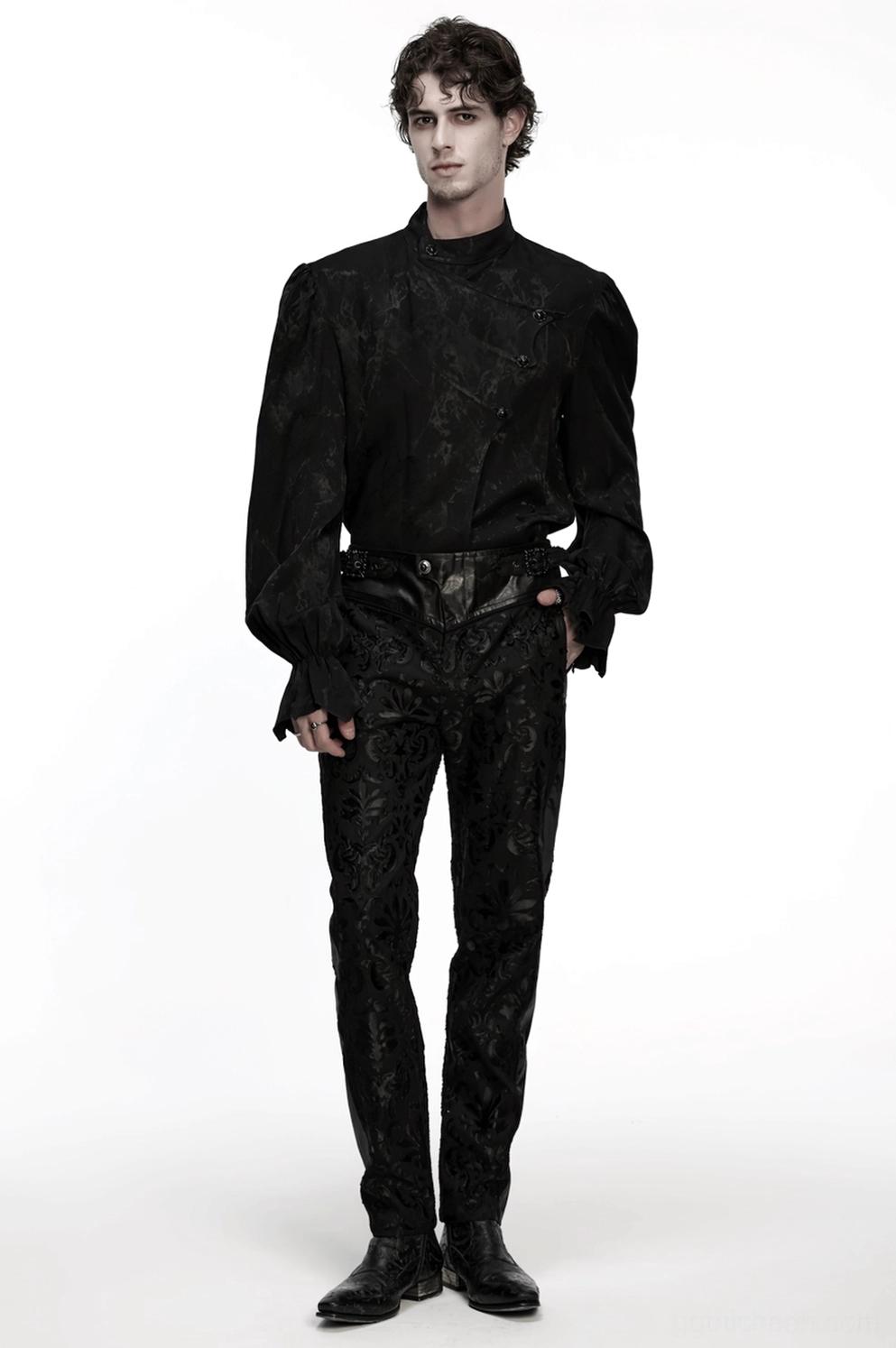 Schwarzes Gothic Hemd Ärmel- und Schulterdetail, voluminöse puffförmige Bischofärmel Nahaufnahme, Schulterpartie Konstruktion, Ärmel-Schulter-Verbindung, Gothic Fashion Hemddetail