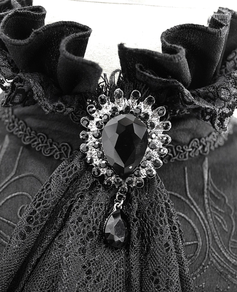 Schwarzes Gothic Hemd mit Rüschenkragen Bishop Manschette Detail Makrofotografie von Stoff und Knopfe