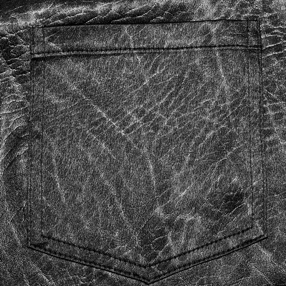 Nahaufnahme Detail schwarzes Gothic Hemd Brusttasche mit gesticktem Saum zeigt Nahtqualität und gerillte Crinkle-Faux-Leder-Oberflächenstruktur des Hemdes