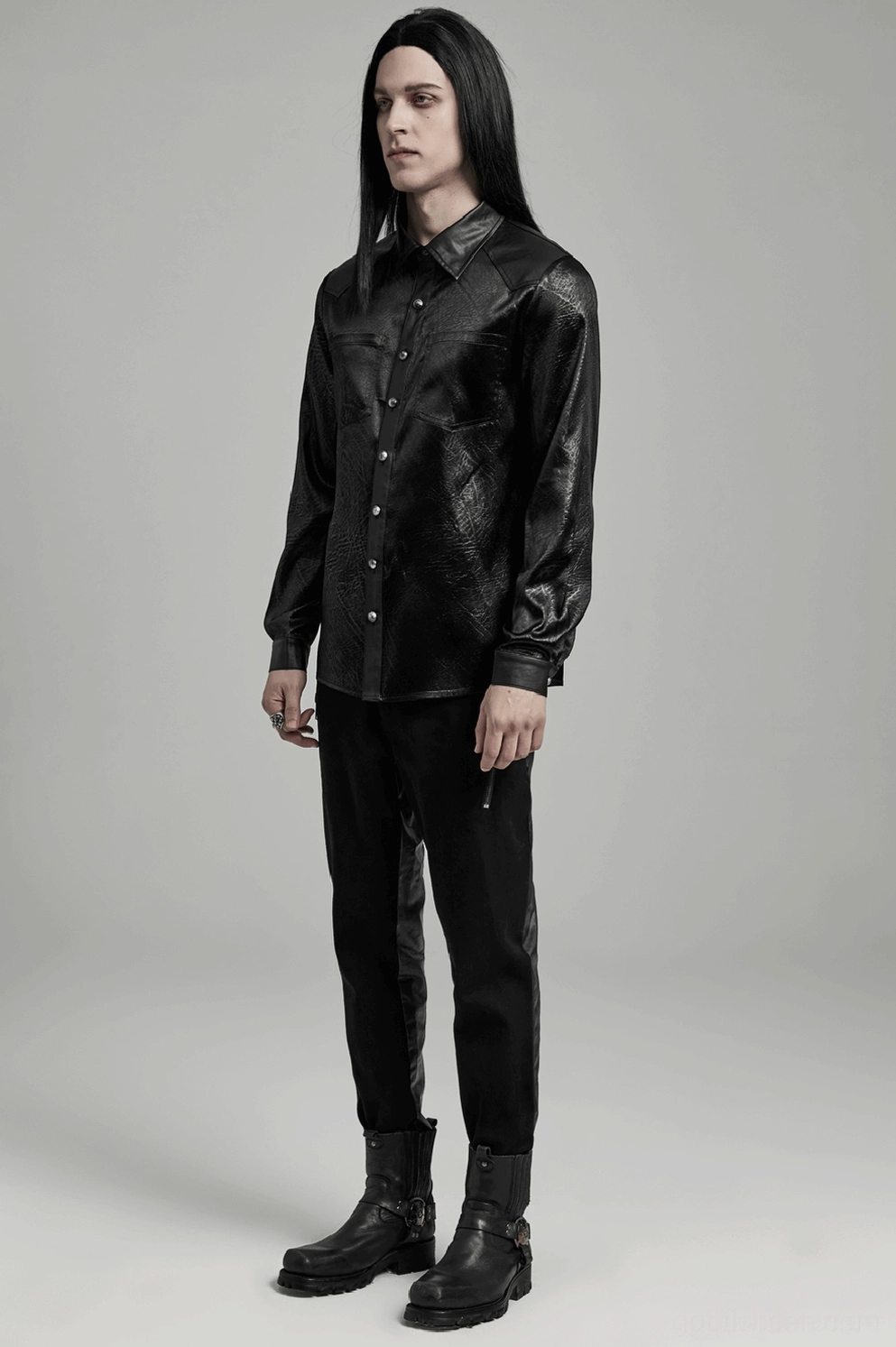 Schwarzes Faux-Leder Gothic Hemd Textur Nahaufnahme offenbart gerillte Oberflächenstruktur Material Qualität und authentische Crinkle-Leder Verarbeitung