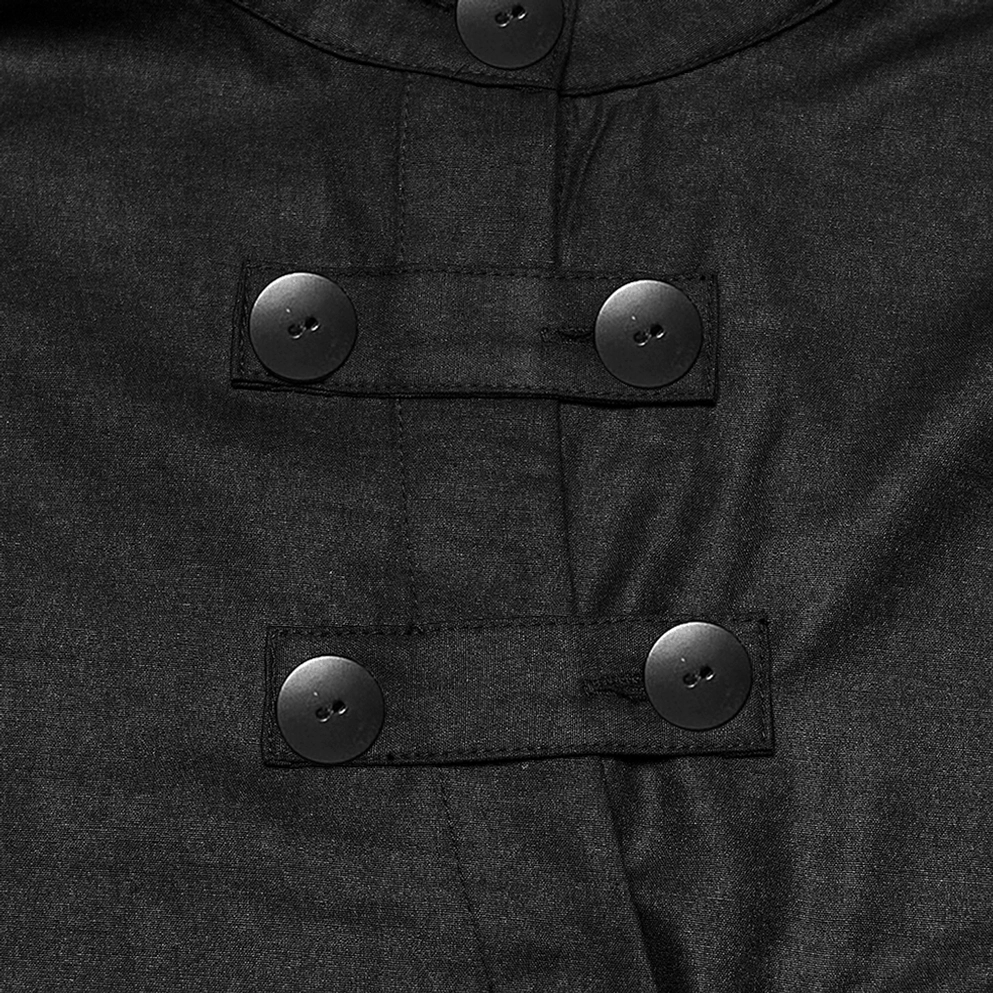 Nahaufnahme von oben schwarzes Gothic Hemd Verschluss-Details mit matten schwarzen runden Metallknöpfen und Stoff-Riemen-Hardware-Akzenten