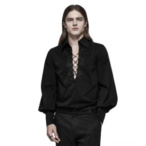 Schwarzes Gothic-Hemd mit Drachenspitze in Frontalansicht auf männlichem Model mit langem Haar, zeigt durchscheinende Jacquard-Spitzenbrust und voluminöse Bischofärmel – Viktorianischer Vampir-Stil
