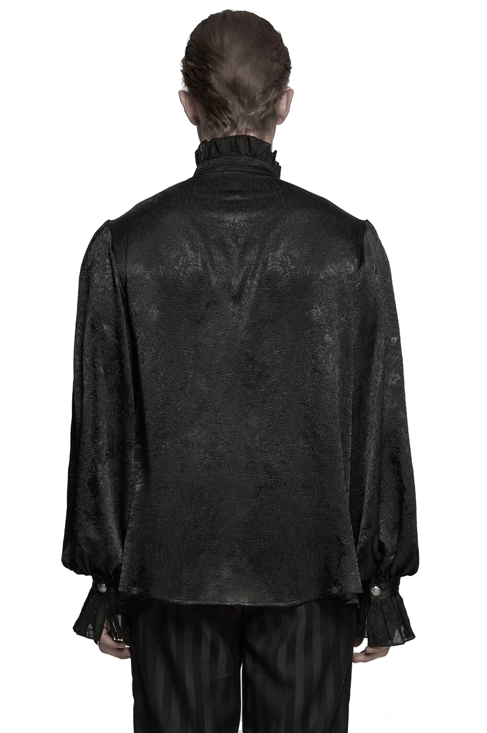 Rückansicht des schwarzen viktorianischen Gothic-Hemdes mit Jacquard-Glanzgewebe, rüschigen Manschetten mit gravierten Knöpfen und eleganter Taillensilhouette