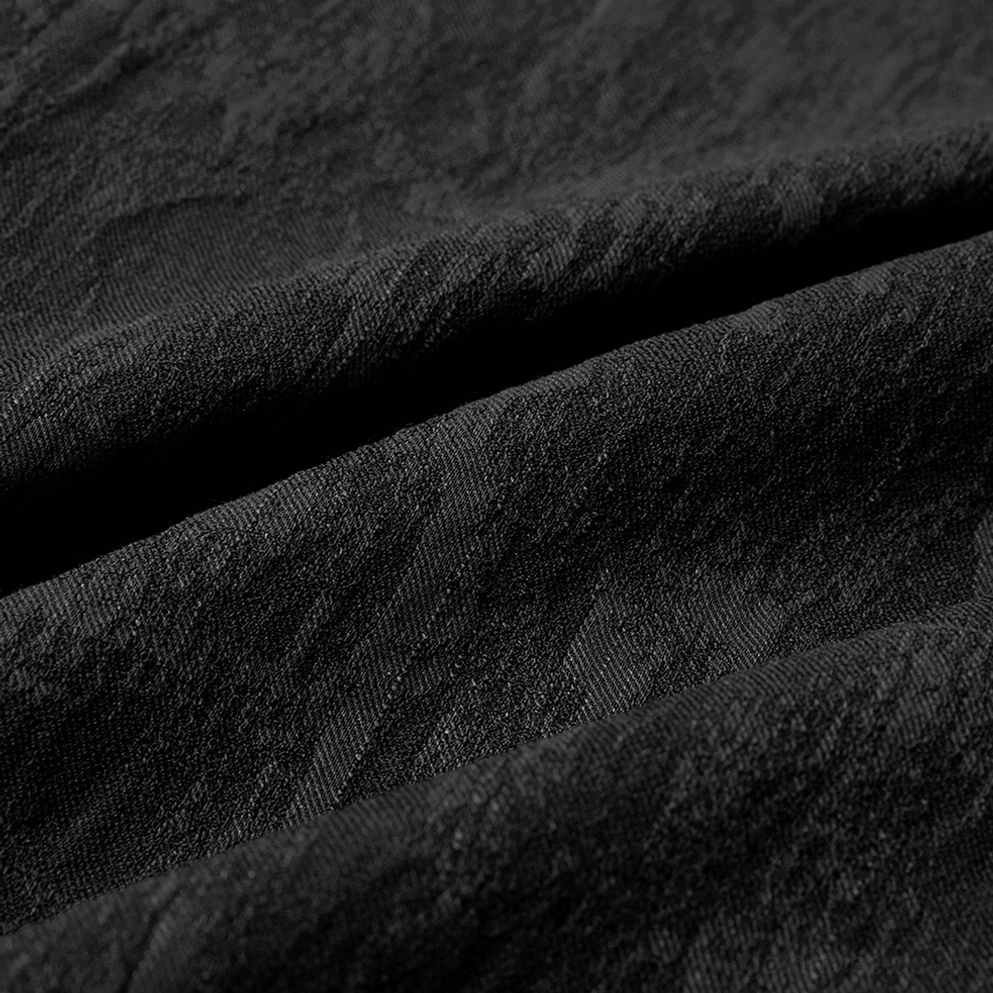Schwarzes Gothic Jacquard Hemd - Detaillierte Ansicht der Knopfkonstruktion und Befestigung am Stoff mit Nahtverarbeitung