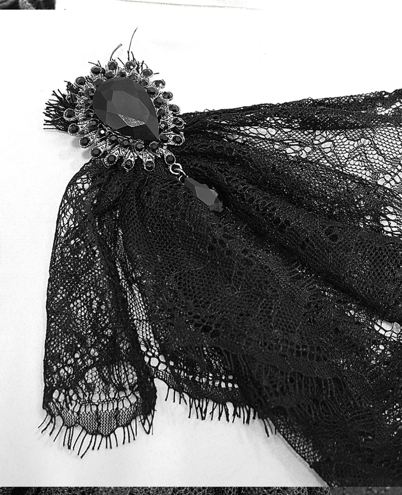 Schwarzes Gothic Rüschenhemd Knopfleisten Spitzendetail Makro Nahaufnahme Front Verschluss