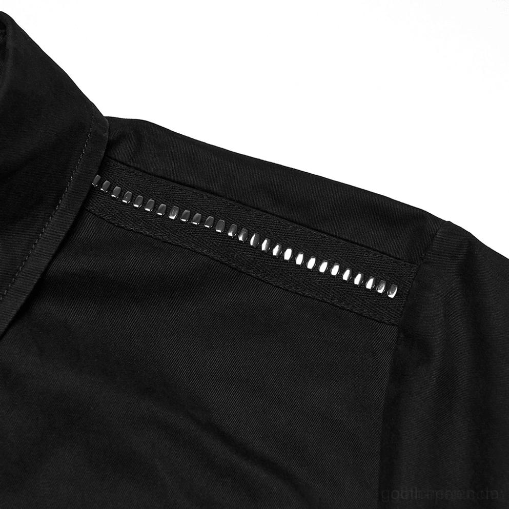 Schwarzes Gothic Workwear Hemd Frontansicht mit spitzem Kragen, geprägte Metallknöpfe und Reißverschluss-Taschenhardware im Detail
