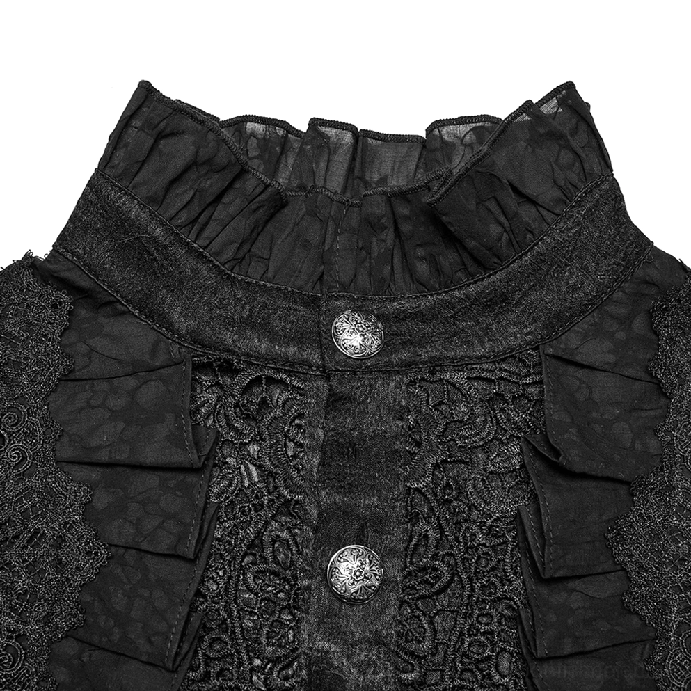 Grossaufnahme des Rüschenkragens und der Lace-Details des schwarzen viktorianischen Gothic-Hemdes mit gravierten Metallknöpfen, Spitzenapplikationen und dimensional gestapelten Rüschen
