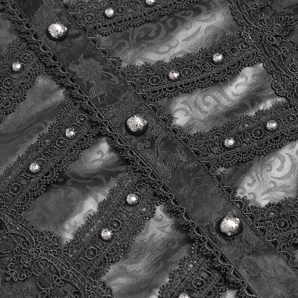 Nahaufnahme Lederpaneele Gothic-Hemd Spitzenoverlay metallische Nieten schwarz Kunstleder Kontrast Brokatgewebe