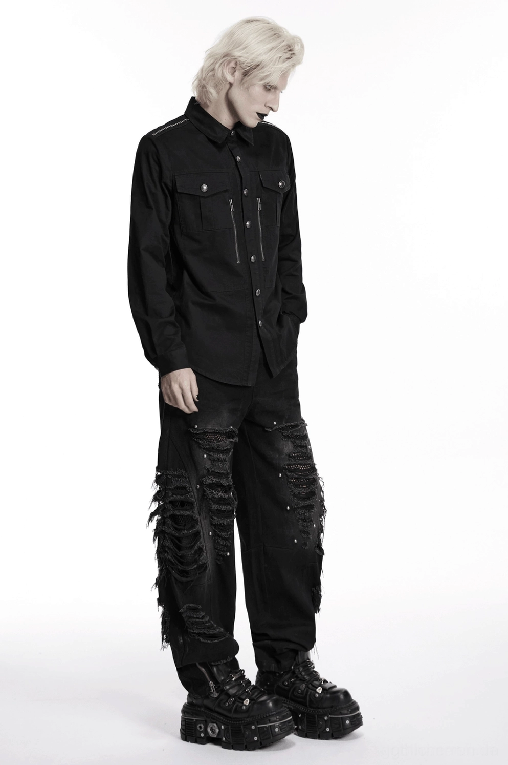 Schwarzes Gothic Workwear Hemd Manschetten-Detail mit geprägte Metallknopf und präzise Stichführung auf reiner Baumwolle