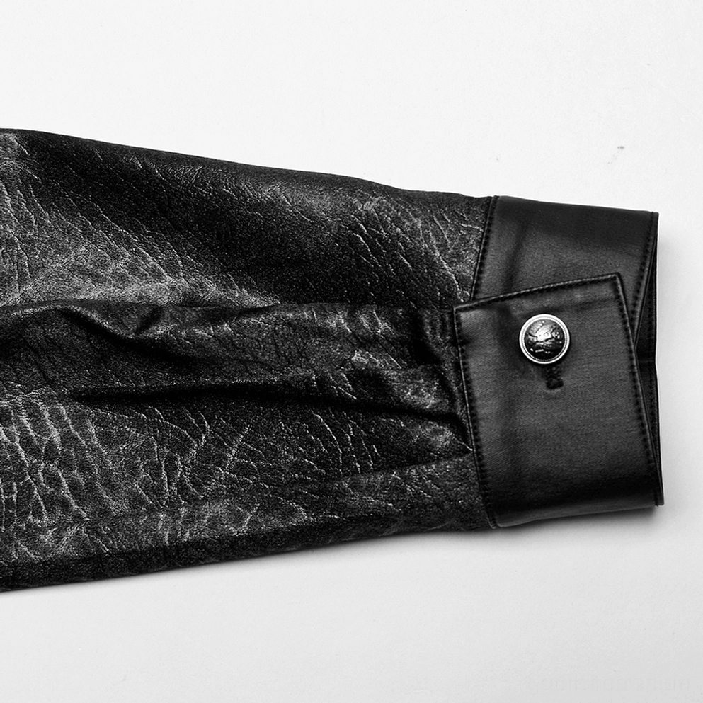 Nahaufnahme Detail schwarzes Gothic Hemd verstellbare Manschette zeigt gesägte Metallknopf und polierte Oberfläche auf gerillter Faux-Leder-Struktur